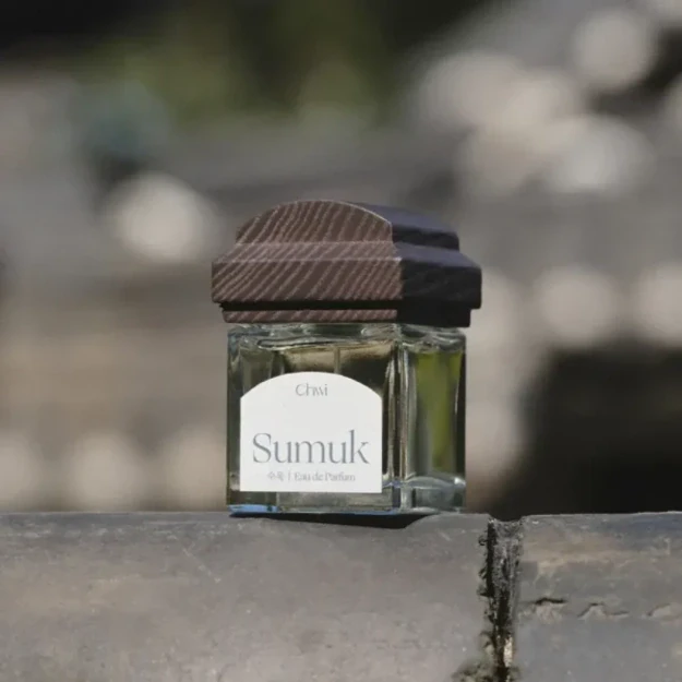 Chwi Sumuk Eau De Parfum Ink & Paper – kvepalai su pušies, smilkalų ir medienos natomis